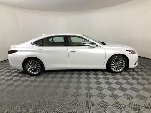 2023 Lexus ES 300h Ultra Luxury