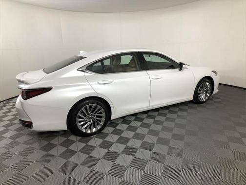 2023 Lexus ES 300h Ultra Luxury