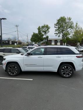 Bright White Clearcoat 2023 Jeep Grand Cherokee Overland