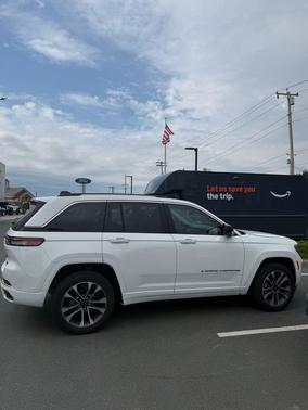 Bright White Clearcoat 2023 Jeep Grand Cherokee Overland