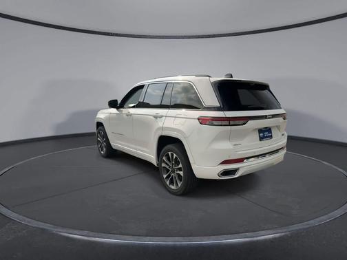 Bright White Clearcoat 2023 Jeep Grand Cherokee Overland