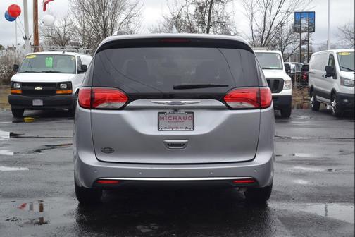 Billet Silver Metallic Clearcoat 2020 Chrysler Pacifica Touring L