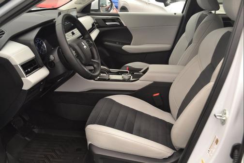 White Diamond 2025 Mitsubishi Outlander SE S-AWC