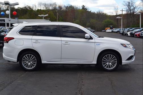 Diamond White Pearl 2022 Mitsubishi Outlander PHEV SEL