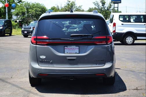 Ceramic Gray Clearcoat 2023 Chrysler Pacifica Limited