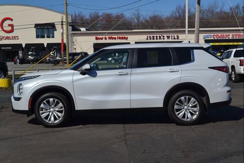 White Diamond 2025 Mitsubishi Outlander ES 2.5 2WD