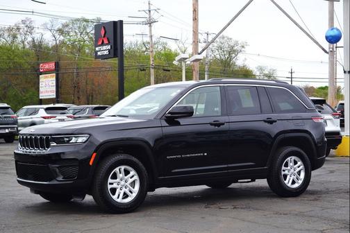 Diamond Black Crystal Pearlcoat 2023 Jeep Grand Cherokee Laredo