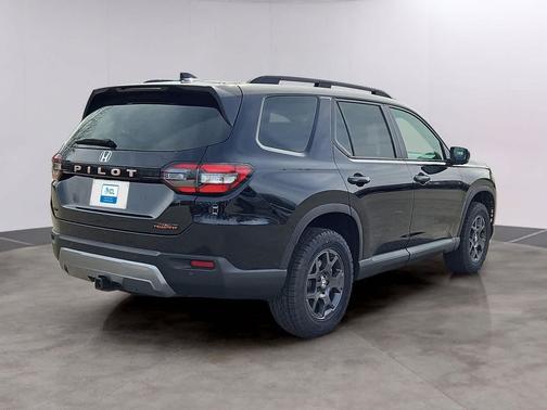Crystal Black Pearl 2026 Honda Pilot TrailSport
