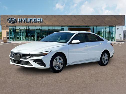White 2025 Hyundai ELANTRA SE