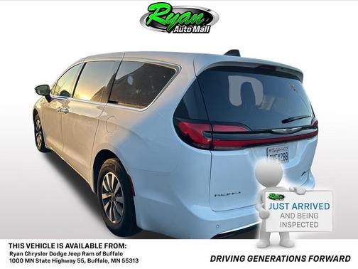2024 Chrysler Pacifica Hybrid Select