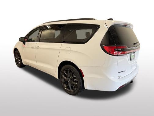 Bright White Clearcoat 2026 Chrysler Pacifica Limited