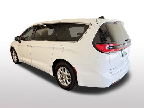 Bright White Clearcoat 2023 Chrysler Pacifica Touring L
