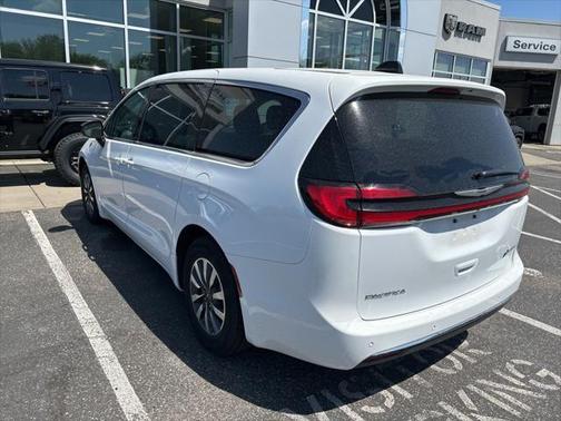 2024 Chrysler Pacifica Hybrid Select