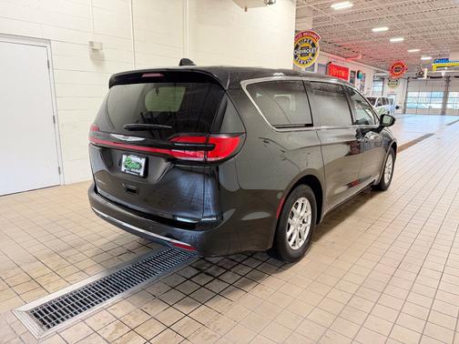Diamond Black Crystal Pearlcoat 2025 Chrysler Pacifica Select
