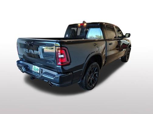 Diamond Black Crystal Pearlcoat 2026 RAM 1500 Laramie