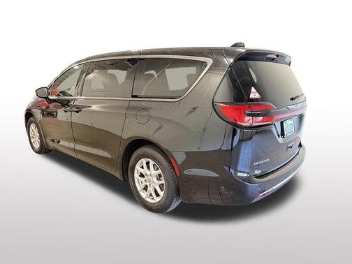 Diamond Black Crystal Pearlcoat 2025 Chrysler Pacifica L