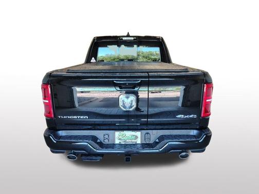 Diamond Black Crystal Pearlcoat 2026 RAM 1500 ST