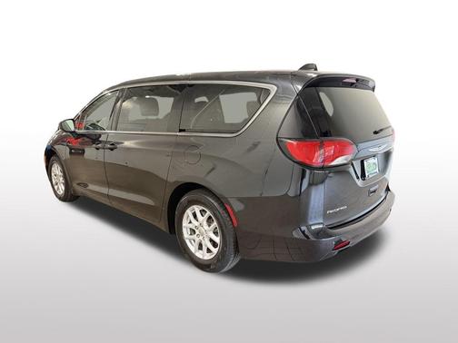 Brilliant Black Crystal Pearlcoat 2017 Chrysler Pacifica Touring