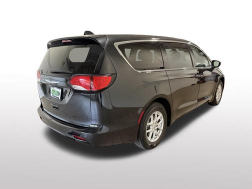 Brilliant Black Crystal Pearlcoat 2017 Chrysler Pacifica Touring