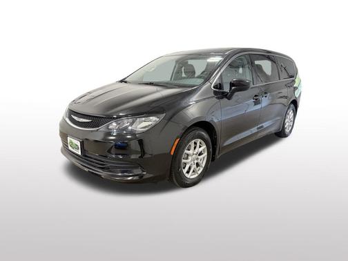 Brilliant Black Crystal Pearlcoat 2017 Chrysler Pacifica Touring