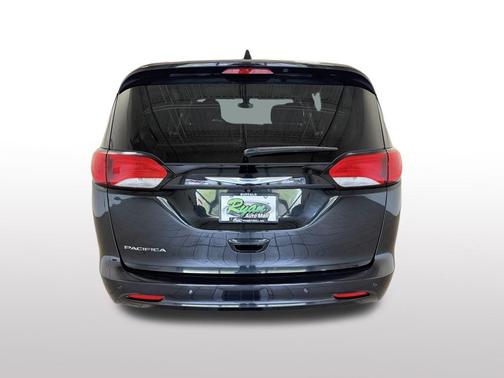 Brilliant Black Crystal Pearlcoat 2017 Chrysler Pacifica Touring