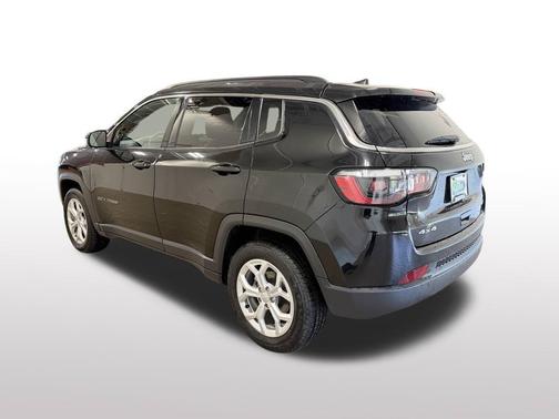 Diamond Black Crystal Pearlcoat 2024 Jeep Compass Latitude