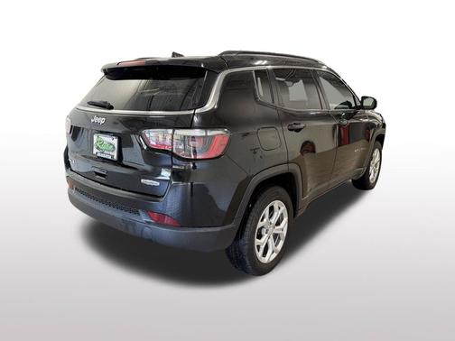Diamond Black Crystal Pearlcoat 2024 Jeep Compass Latitude