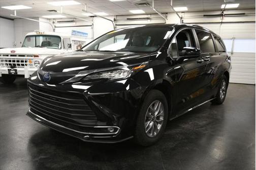 2023 Toyota Sienna XLE 8 Passenger