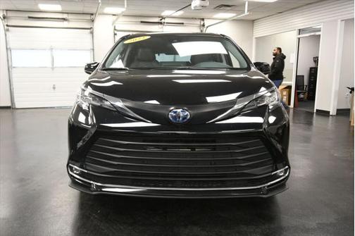 2023 Toyota Sienna XLE 8 Passenger