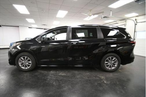 2023 Toyota Sienna XLE 8 Passenger