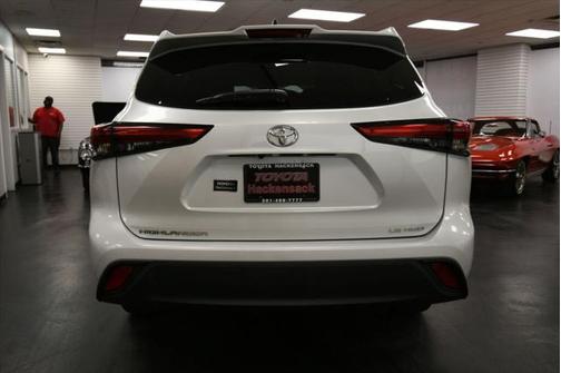 2022 Toyota Highlander LE