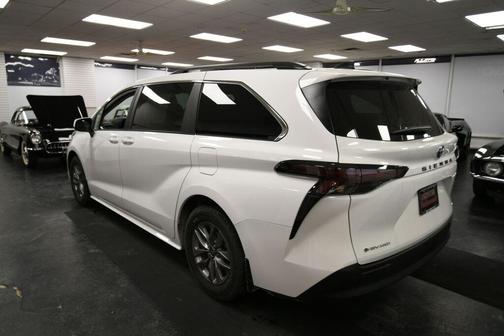 2025 Toyota Sienna LE