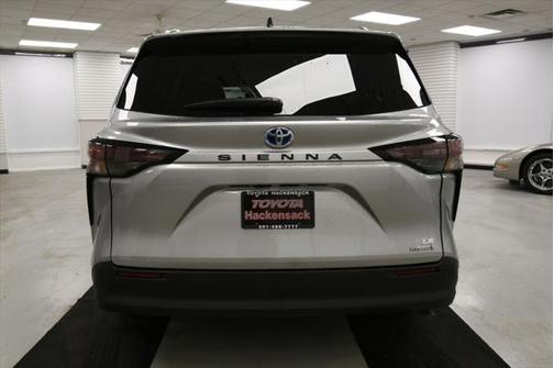 2023 Toyota Sienna LE