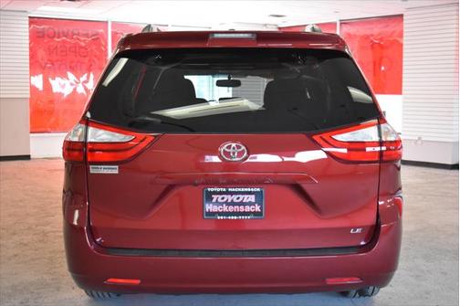 2017 Toyota Sienna LE