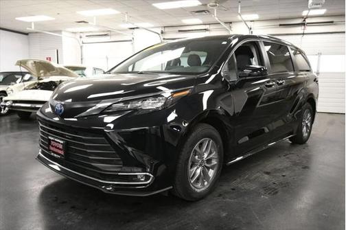 2024 Toyota Sienna XLE 8 Passenger