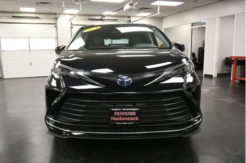 2024 Toyota Sienna XLE 8 Passenger