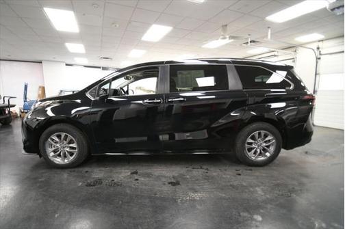2024 Toyota Sienna XLE 8 Passenger