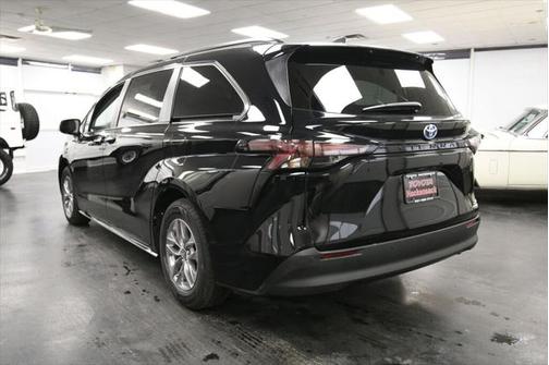 2024 Toyota Sienna XLE 8 Passenger