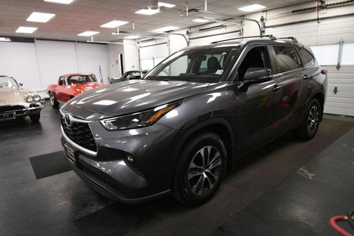 Gray 2023 Toyota Highlander XLE