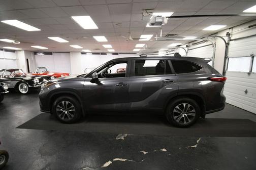 Gray 2023 Toyota Highlander XLE