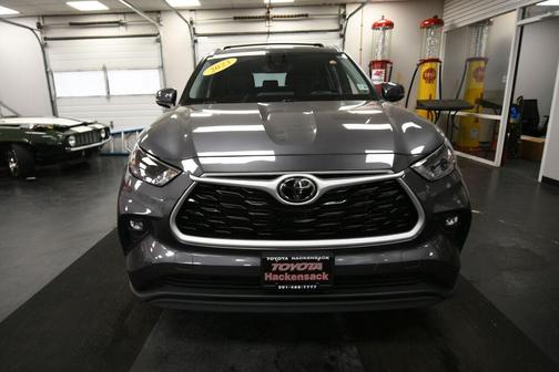 Gray 2023 Toyota Highlander XLE
