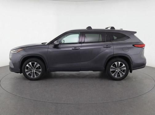 Gray 2023 Toyota Highlander XLE