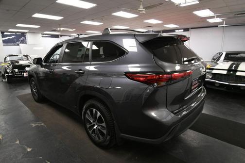 Gray 2023 Toyota Highlander XLE