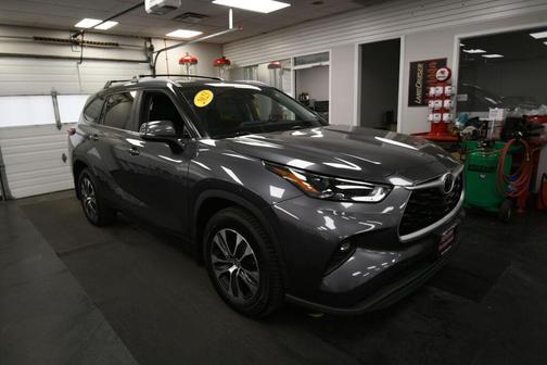 Gray 2023 Toyota Highlander XLE