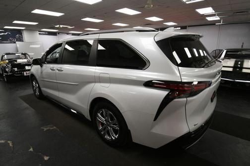 Wind Chill Pearl 2023 Toyota Sienna Platinum