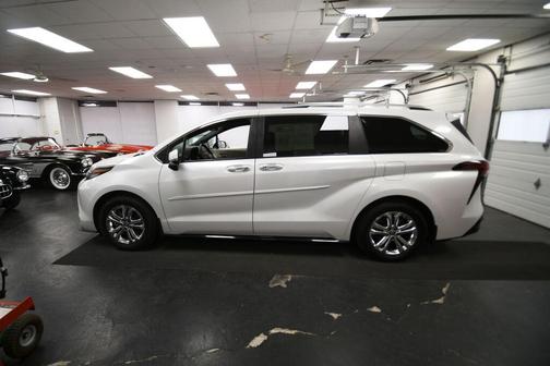 Wind Chill Pearl 2023 Toyota Sienna Platinum