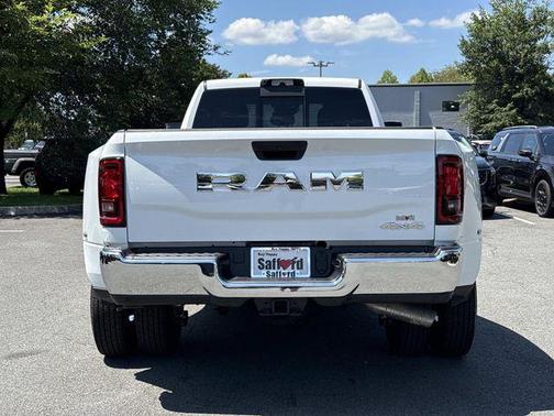 Bright White Clearcoat 2026 RAM 3500 Tradesman Crew Cab 4x4 8' Box
