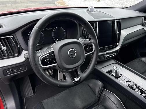 2019 Volvo XC60 Recharge Plug-In Hybrid T8 R-Design