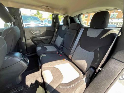 Silver 2014 Jeep Cherokee Sport