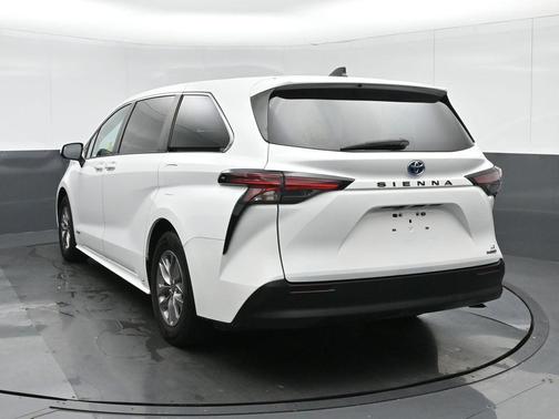 2021 Toyota Sienna LE